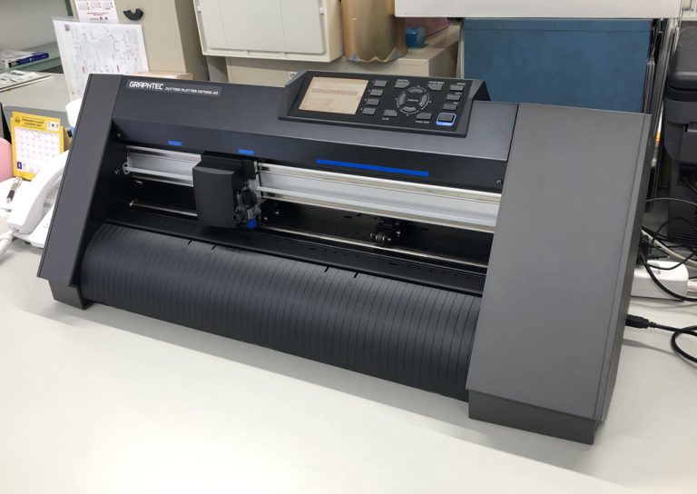 シール・ラベル印刷会社の丸紀印刷の設備紹介：カッティングプロッター　GRAPHTEC CE7000-40