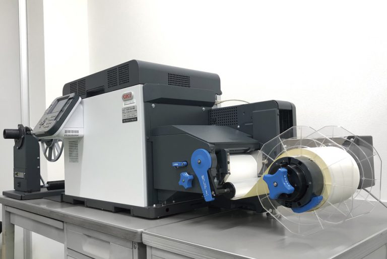 シール・ラベル印刷会社の丸紀印刷の設備紹介：オンデマンド印刷機　OKI PRO1050
